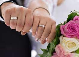 Sebab cincin yang satu ini bukan cincin emas putih atau pun platinum. Cincin Tunangan Dan Cincin Kawin Apa Bedanya