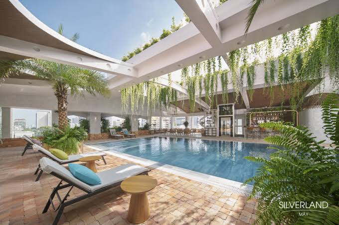 Hồ bơi sân thượng Silverland Mây Hotel giữa không gian xanh và khung cảnh thành phố