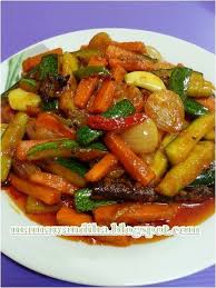 Masukkan timun, lobak merah, cili merah dan hijau serta serbuk kunyit. Resepi Acar Timun Keropok Sarawak