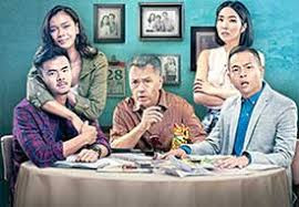 Erwin menikmati hidup dengan pacarnya yang cantik, sampai suatu hari ayahnya sakit dan memutuskan untuk mewariskan toko keluarga kepadanya. Ini Artis Pemeran Film Cek Toko Sebelah Film Komedi Karya Ernest Prakasa Tujuwan Com