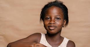 Kenya. Braccialetti di perline e studio: le passioni di Stephaline