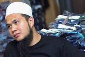 Netizen dibuat kagum dengan kebaikan ebit lew, terutama saat dia memberi makan paman scott dengan tangannya. 7 Sifat Keperibadian Ustaz Ebit Lew Yang Menjadi Inspirasi Setiap Individu Online Diari Viral