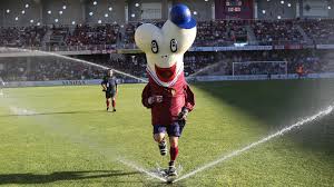 Ante estar críticas, la mascota del schalke, erwin, se acercó al colegiado del partido, felix zwayer, y le mostró tarjeta roja reprochando al trencilla la pena máxima que hubiese significado. Barak Fever ×'×˜×•×•×™×˜×¨ Ayudame A Elegir A La Mascota Mas Fea Del Futbol En Honor A Gunnersaurussintecho Grupo B Erwin Narizon Del Schalke 04 Roelio Hueso Del Pontevedra Escorpius Orihuela Coli Https T Co Qz9p6kc7py