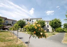 Sur les hauteurs, jolie maison de ville sise sur un terrain en terrasse , carrelé et dallé de 288 m2.d'une surface habitable de 92 m2 à l'étage, elle est composée d'1 hall distribuant 1 séjour de 16 m2 communiquant avec 1 pièce utilisée en chambre. Ehpad La Maison Du Grand Chene A Combs La Ville