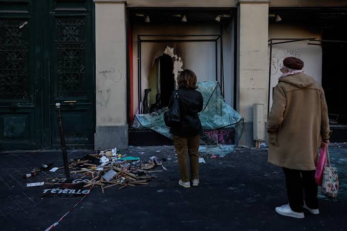 Decretan toque de queda y prohibición de manifestarse en zonas de París - El Comentario