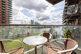 Boasting a great location moments from the thames and within easy reach of canary wharf, this superb two bedroom flat offers wonderful entertaining vantage mews, canary wharf, e14. Spacious 2 Bed Canary Wharf Apt Flats For Rent In London Rent In London Holiday Home Flat Rent