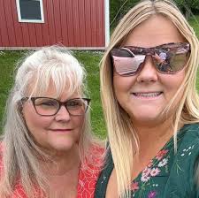 What are favorite restaurants and live music spots in Kitty Hawk?