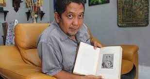 Malaysia ialah versi bahasa inggeris istilah malaisie yang dicipta oleh jules dumont d'urville, seorang pelayar berbangsa perancis pada 3 tahun sebelum. Nama Malaysia Tercatat Dalam Buku Terbitan 129 Tahun Lalu