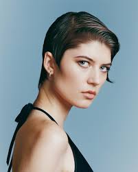 Deep side parting Hairstyle Photos