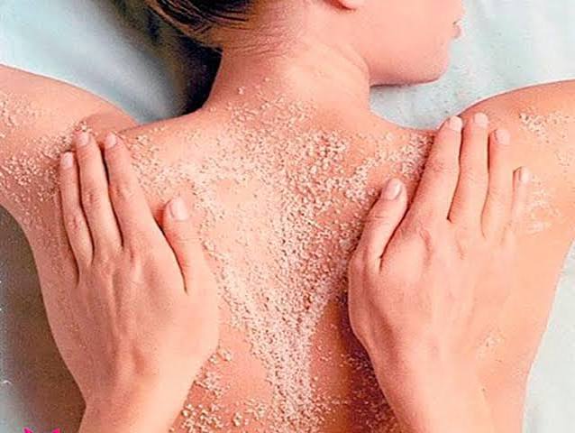 Tẩy tế bào chết cho da bằng muối Himalaya thiên nhiên