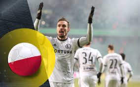 Miejsce w tabeli, ale w tym roku wywalczył tyle samo puntów. Legia Piast