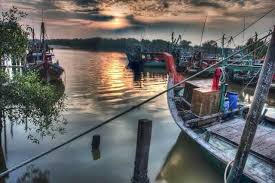 Sky mirror terbentuk dari pantulan cahaya air laut yang sedang surut, memberikan efek cloning yang indah untuk setting fotografi. Tempat Menarik Di Selangor Mengikut Daerah Percutian Bajet