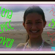 Della Lovell's Instagram, Twitter & Facebook