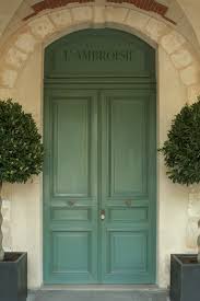 There are no gimmicks, and no artfully tweezered flowers to keep the instagram set happy. L Ambroisie Wikipedia
