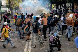 La oposición desafía al gobierno y toma las calles de Venezuela - Hispanos Press