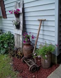 10 Deko Aus Alten Sachen In 2020 Rustikale Gartendekoration Gartendekoration Garten Deko