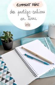Coudre Des Protege Cahiers En Tissu Lyly Met La Main La Patte Tutoriels Gratuits Protege Cahier Comment Coudre Tutoriel