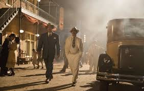 La legge della notte è un film ambientato nell'america degli anni '20, quelli del proibizionismo, dell'alcool, delle armi e delle cosche mafiose. Chselwjbaillpm