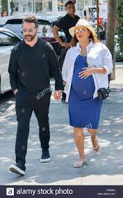 In interviews hat eva longoria schon oft davon gesprochen, wie gern sie kinder hätte. Eva Longoria Schwanger Geht An Der Porta Uber Mit Ehemann Jose Baston Mit Eva Longoria Jose Baston Wo Beverly Hills Kalifornien Usa Wann 07 Jun 2018 Credit Wenn Com Zu Mittag Stockfotografie Alamy