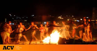 Tanto hablar, animó a albert, y decidió deleitar a su compañera de piso con un baile muy sensual. Hogueras De San Juan Rituales Para La Noche De San Juan 2019 De Las Hogueras A Las Patatas Bajo La Almohada