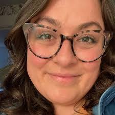 Lisa Trainor's Instagram, Twitter & Facebook