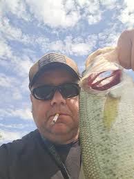 Are there any bass players available in Felton Delaware?