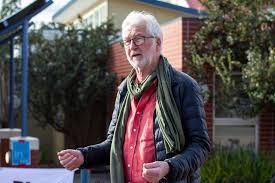 Sarah Estanislau rebolando de saia