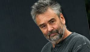 Luc besson a été successivement en couple avec sophie schmit, qui a monté ses premiers films 34, puis en 1986, avec anne parillaud, avec qui il a une fille, juliette besson et maïwenn le besco, rencontrée alors qu'elle est âgée de 14 ans, qu'il épouse en 1992, de 17 ans sa cadette, alors âgée de 16 ans et enceinte de lui. Luc Besson Net Worth 2021 Salary House Cars