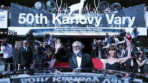 Již po pětadvacáté se pod návrh loga podepisuje studio najbrt, které bylo založeno roku 1994 v české republice. 50 Internationales Filmfestfestival Karlovy Vary Jenseits Jeder Midlife Crisis Kultur Sz De