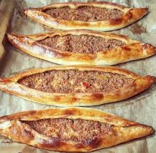 Fladen Mit Hackfleisch Kiymali Ev Pidesi Turkische Rezepte Rezepte Hackfleisch Rezept Turkisches Essen Rezepte