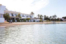 De media, los hoteles de 3 estrellas en formentera cuestan € 264,21 por noche, y dormir en un 4 estrellas en formentera vale € 412,31 la noche. Galerie Hostal La Savina Formentera Offizielle Website