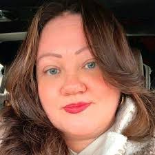 Kelly Schneider's Instagram, Twitter & Facebook