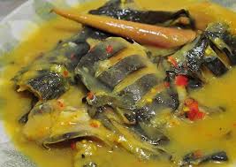 Masak dengan api kecil hingga ikan matang dan kuah menyusut. Masakan Ikan Keli Lemak Cili Api Asam Warung Warisan Tok D Facebook