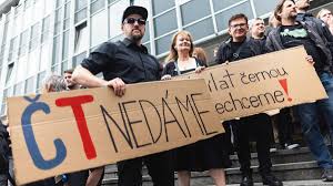 Obrazem: „ČT nedáme.“ Zaměstnanci televize a rozhlasu se oblékli do černé