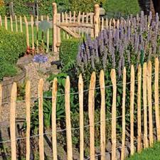 Staketenzaun Aufstellen So Gelingt S Naturzaun Garten Pflanzen Garten