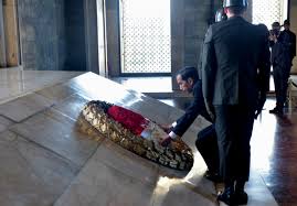 Ilkokul eğitimini mahalle mektebinde ve şemsi efendi okulunda, ortaokul eğitimini selanik mülkiye rüştiyesi ve selanik askeri rüştiyesinde, lise. Presiden Jokowi Kunjungi Mausoleum Ataturk Dan Masjid Terbesar Di Ankara