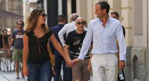 Hakan ya kawo karshen aikin pirlo wanda ta dauka a farkon kakar bana, duk da cewar bai da kwarewar aikin horar da tamaula. Ambra E Allegri Innamoratissima Con Lui Rido E Sono Tranquilla