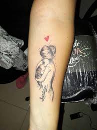 Las madres son las personas a las que las debemos todo, por lo que muchas personas se lo demuestran el amor que sienten por ellas a través de un tatuaje, la variedad es infinita en este tipo de imágenes, desde poner solo la palabra, añadir un corazón, o en este caso que incluye. Amor De Madre Love Tattoos Amino