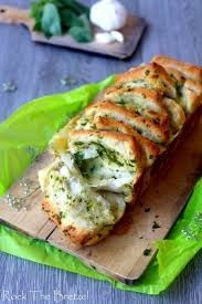 Cheese And Garlic Pull Apart Bread Rock The Bretzel Recette Recettes De Cuisine Cuisine Recette