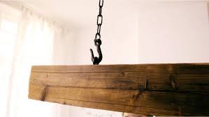 Deckenlampe Zum Selber Bauen Dieser Holzbalken Sorgt Fur Licht Auf Dem Esstisch Bosch Diy In 2020 Holzbalken Lampe Lampe Deckenlampe