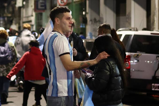 Argentinos salen a las calles a agradecer a su selección pese a la derrota ante España