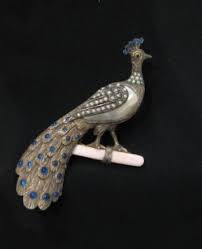 Le meilleur des trucs maison pour redonner du lustre à vos bijoux en argent consiste à fabriquer un petit bol en papier d'aluminium et à le remplir de vinaigre à température de la pièce. Comment Bien Vendre Des Bijoux En Argent