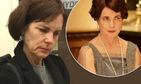 Daughter of a law professor at northwestern university, she moved with her family to los angeles when he transferred to the university of. Downton Abbey S Elizabeth Mcgovern Enjoys A Thrifty Ride On The London Tube Daily Mail Online