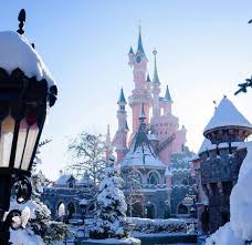 A Snowy Fantasyland And Sleeping Beauty Castle In Disneyland Paris Dlp Disney Winter Snow Le Chateau De La Belle Au Bo Paris Snow Disney Paris Disneyland Paris