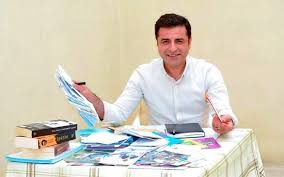 Fotoğrafları kopyalayacak olan arkadaşlar lütfen bizi kaynak gösterin :)) bağlantıyı al. Selahattin Demirtas Medyascope Un Sorularini Yanitladi Hdp Yi Elestirseler Bile Hdp Ve Kitlesine Saygili Yaklasan Herkes Ile Isbirligi Yapilabilir Medyascope
