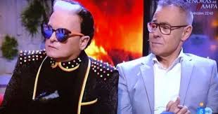 Lei aveva posato le mani sulle a un tratto riprendeva a baciarmi e ad abbracciarmi, premendo con appassionata tenerezza il suo viso al mio. Cristiano Malgioglio Attacca L Influencer Violeta Su Telecinco Rds 100 Grandi Successi