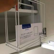 我が家の水筒収納です 以前は上下に仕切らずにただ重ねていたのですが 一つ取ろうとすると他の水筒も一緒に動いてストレスに seriaのあるアイテムを投入して上下に仕切ることで 取り出しやすく安定感も得られる空間になりました 収納 インテリア 収納