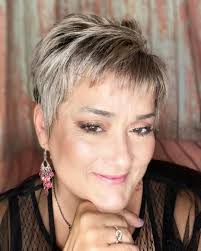 28 Flattering Short Hairstyles For Round Face Shapes In 2021 They can be elegant or edgy, and offer many styling possibilities. 28 flattering short hairstyles for