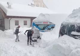 Wintersporters die vandaag vanuit oostenrijk terug willen naar huis, moeten nog steeds rekening houden met lange files. Dik Pak Sneeuw Voor De Alpen Skien Kan Alleen In Zwitserland Weernieuws Hln Be