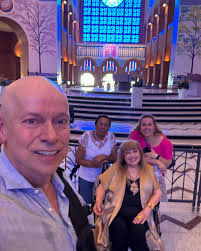 Minha amizade com Valderez Carneiro tem quase 33 anos. Ela é católica e  promete rezar por mim até no Purgatório. Ontem, segunda de calor intenso,  fomos a Aparecida. Eu havia prometido levá-la